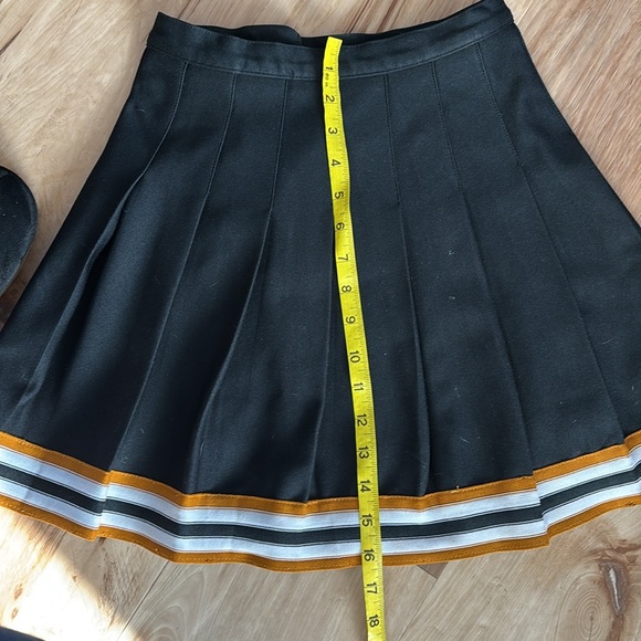 Cheerleader Uniform great for Halloween - Picture 5 of 7